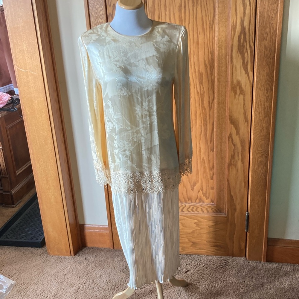 Ricki Lang for Nuit, Size 10, women’s peach color, rhinestone, embossed dress.